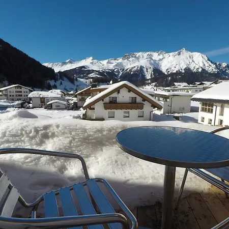 Collina Garni Szálloda 3*