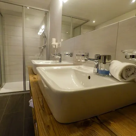 Collina Garni Hotel 3*