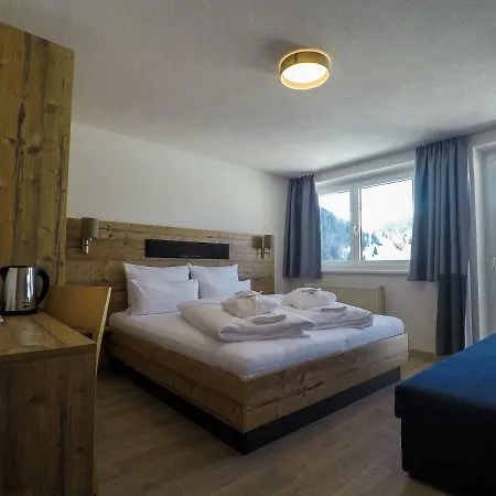 Hotel Collina Garni 3*