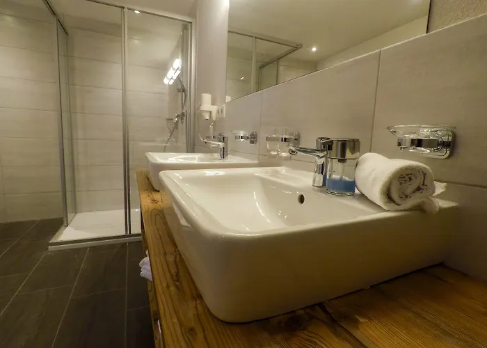 Collina Garni Szálloda 3*